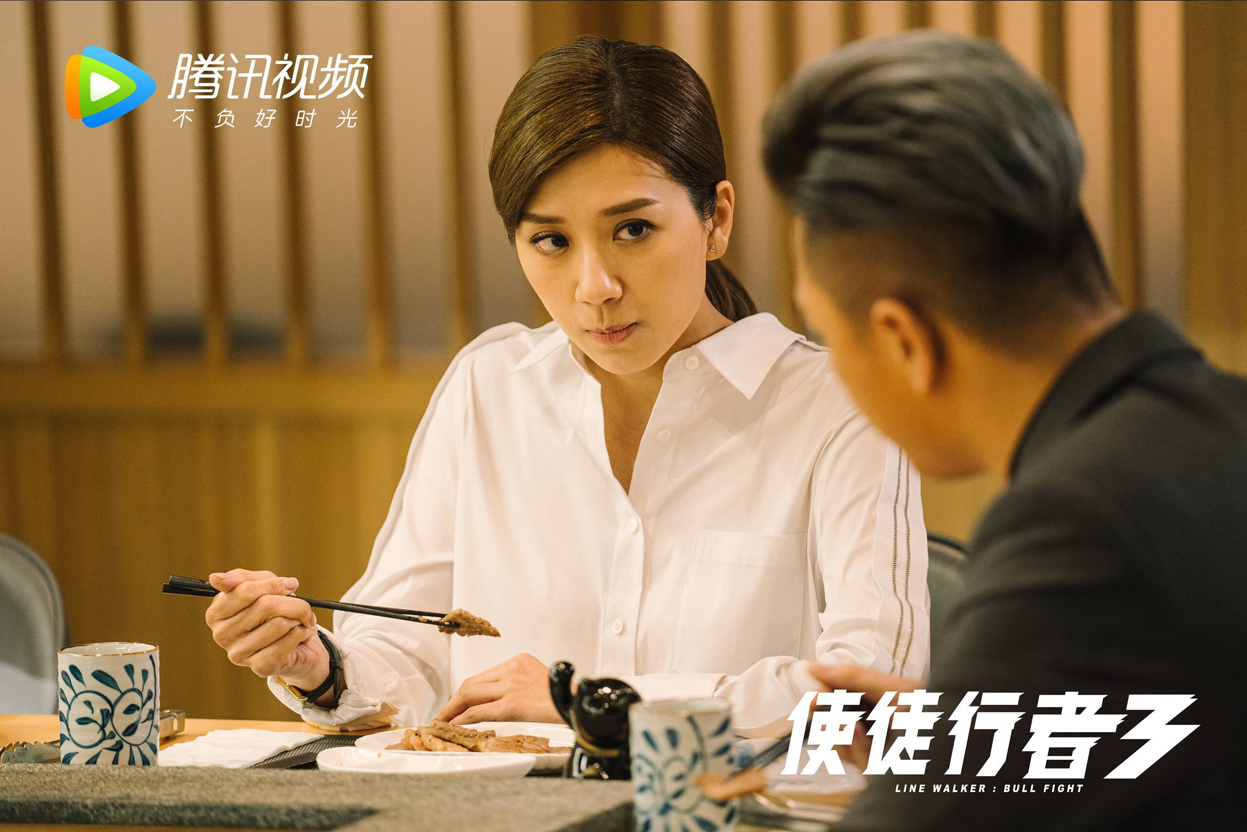 足球赛场上展现精湛技艺，赛况引人入胜，足球赛赛场上的